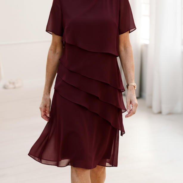 Júlia – Vestido elegante e fluido com volantes