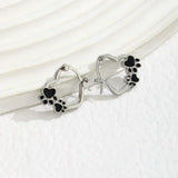 Tatiana - Brincos de argola com coração e esmalte preto.