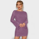 Vestido de lantejoulas com costas abertas e mangas compridas