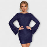 Vestido de lantejoulas com costas abertas e mangas compridas