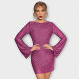 Vestido de lantejoulas com costas abertas e mangas compridas
