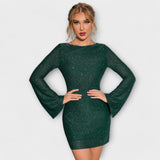 Vestido de lantejoulas com costas abertas e mangas compridas