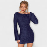 Vestido de lantejoulas com costas abertas e mangas compridas