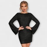 Vestido de lantejoulas com costas abertas e mangas compridas