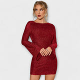 Vestido de lantejoulas com costas abertas e mangas compridas